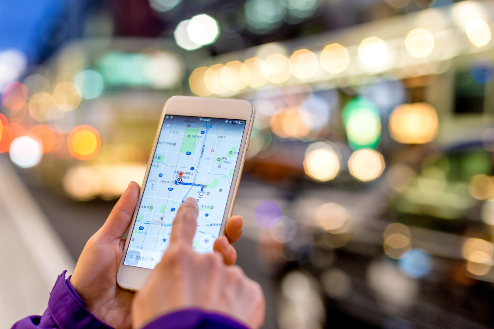 スマートフォンの地図を見ながら近くのお店を探す手元の写真