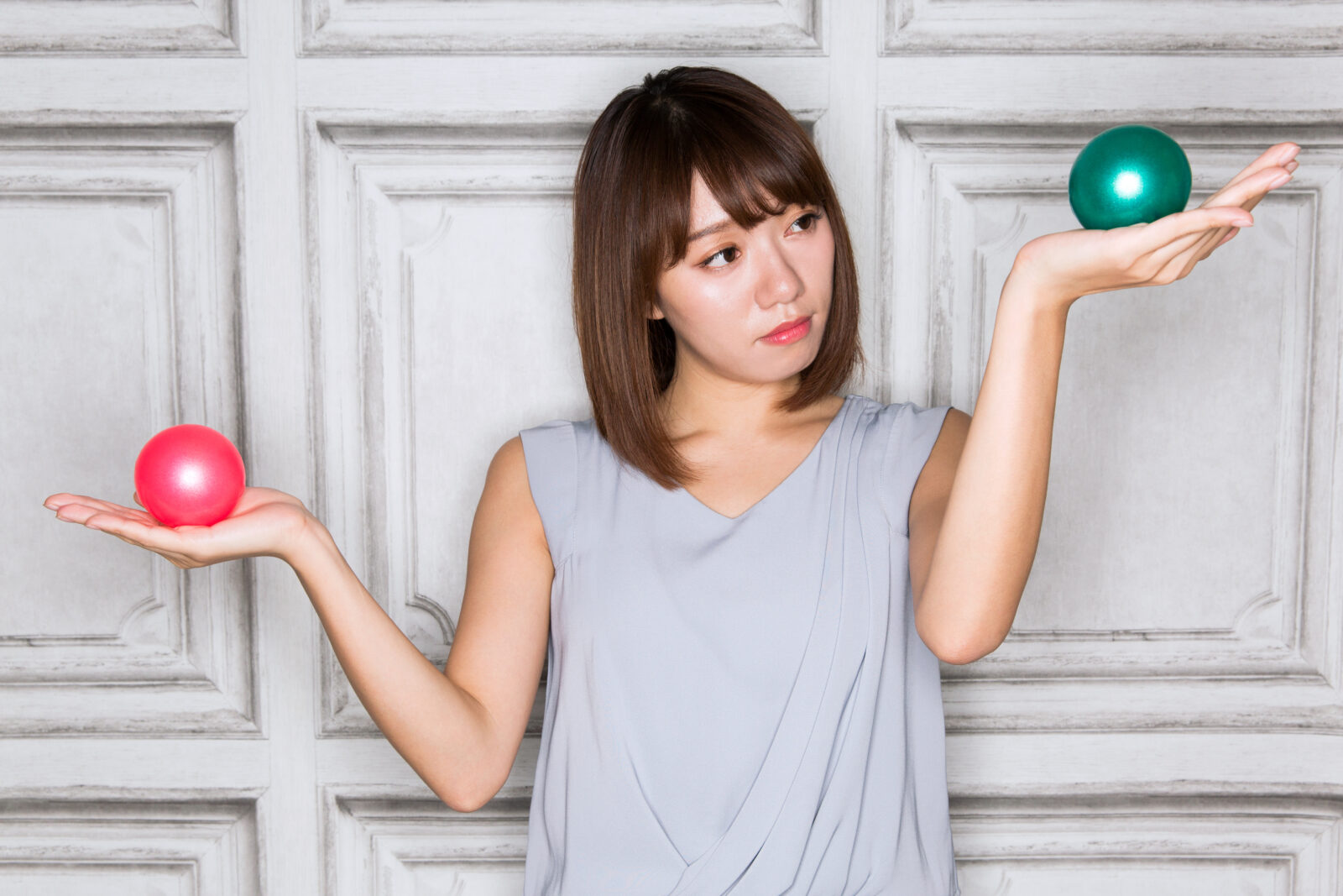 違いを比較しながら選ぶことをイメージした写真