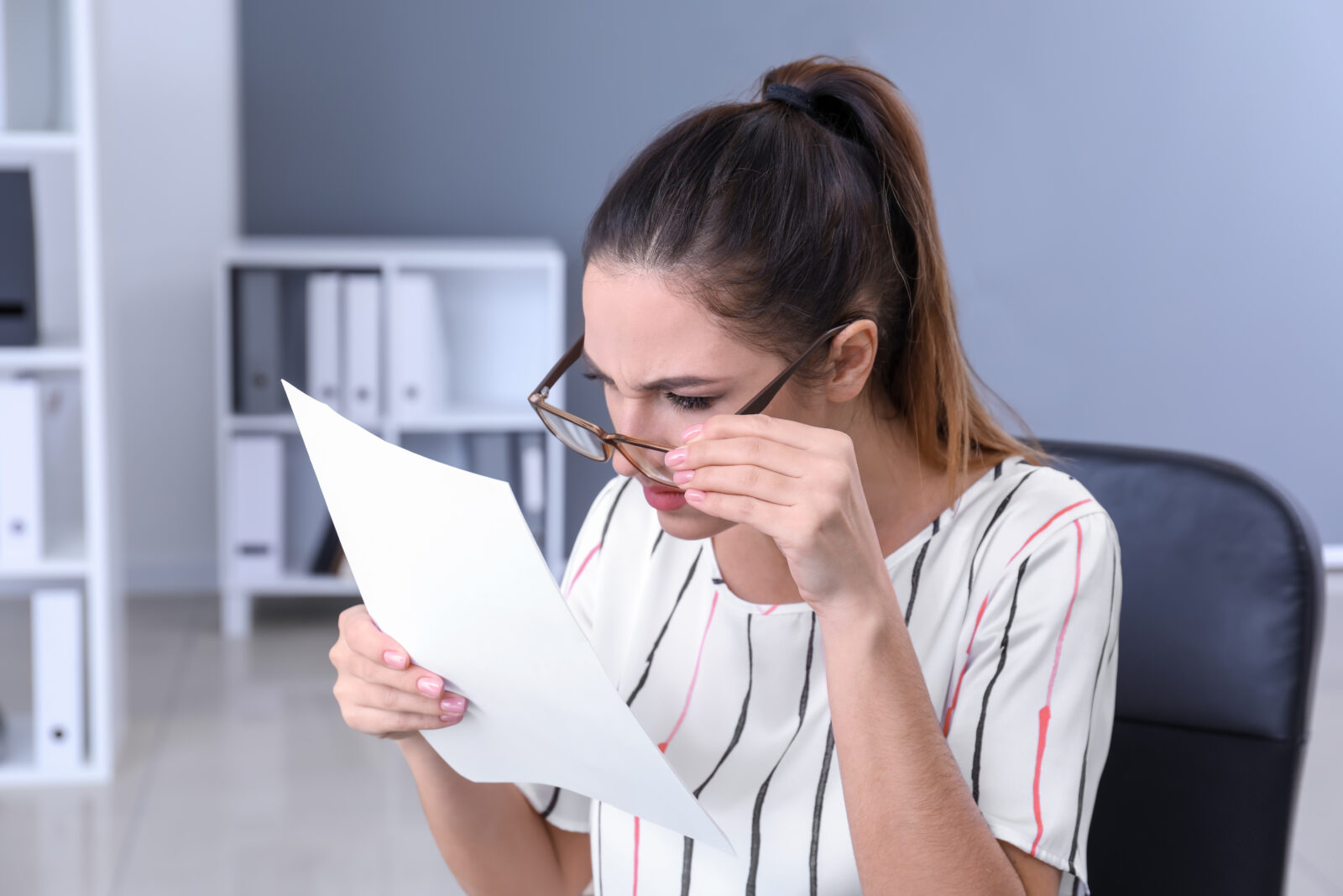 クーポンサイトの内容を見直す女性のイメージ画像。予約が来ない時に打ち出しや説明文を確認する記事用アイキャッチ