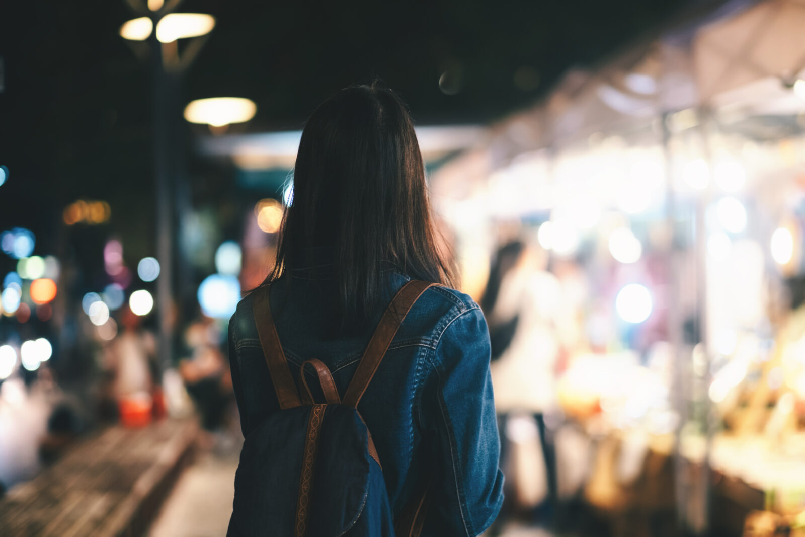 夜の街でお店を探しているイメージの写真
