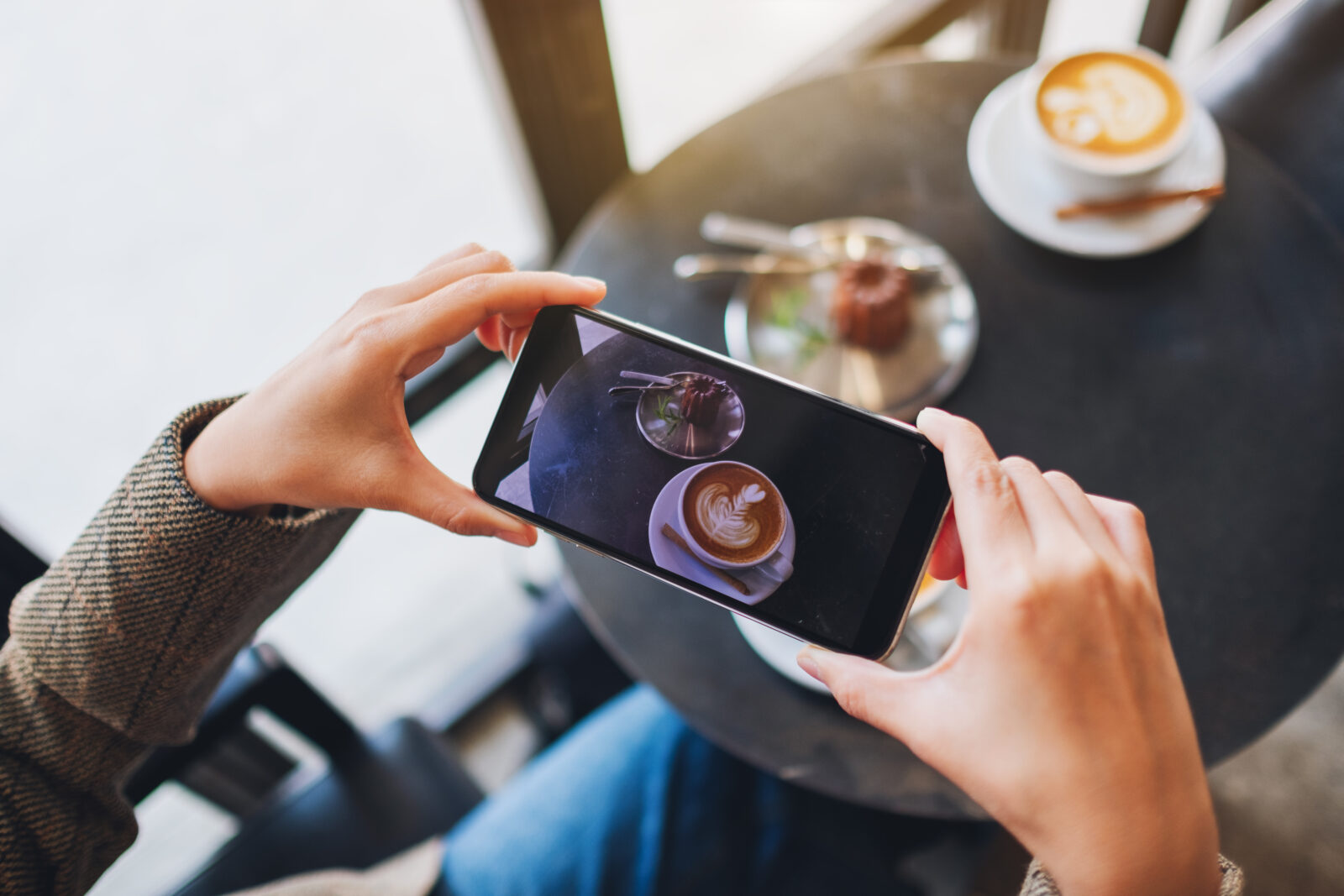 スマートフォンで写真撮影をして発信素材を作るイメージ