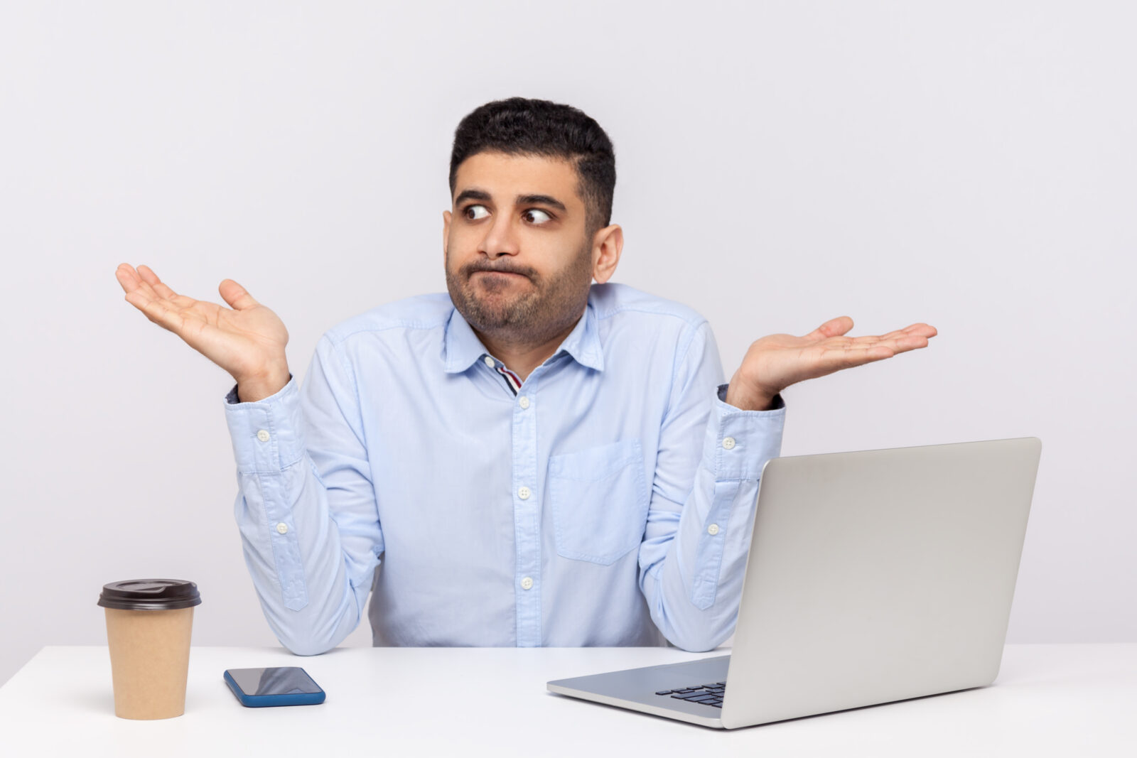 Googleマップ投稿に何を書けばいいか迷う様子のイメージ