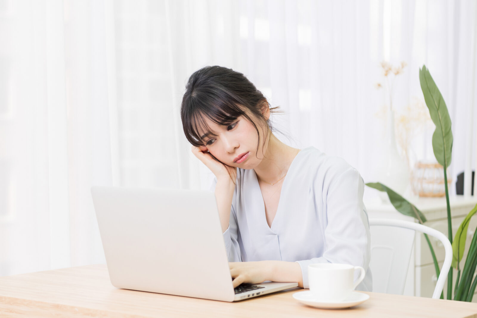 受け皿選びや導線の整理に悩んでいるイメージ