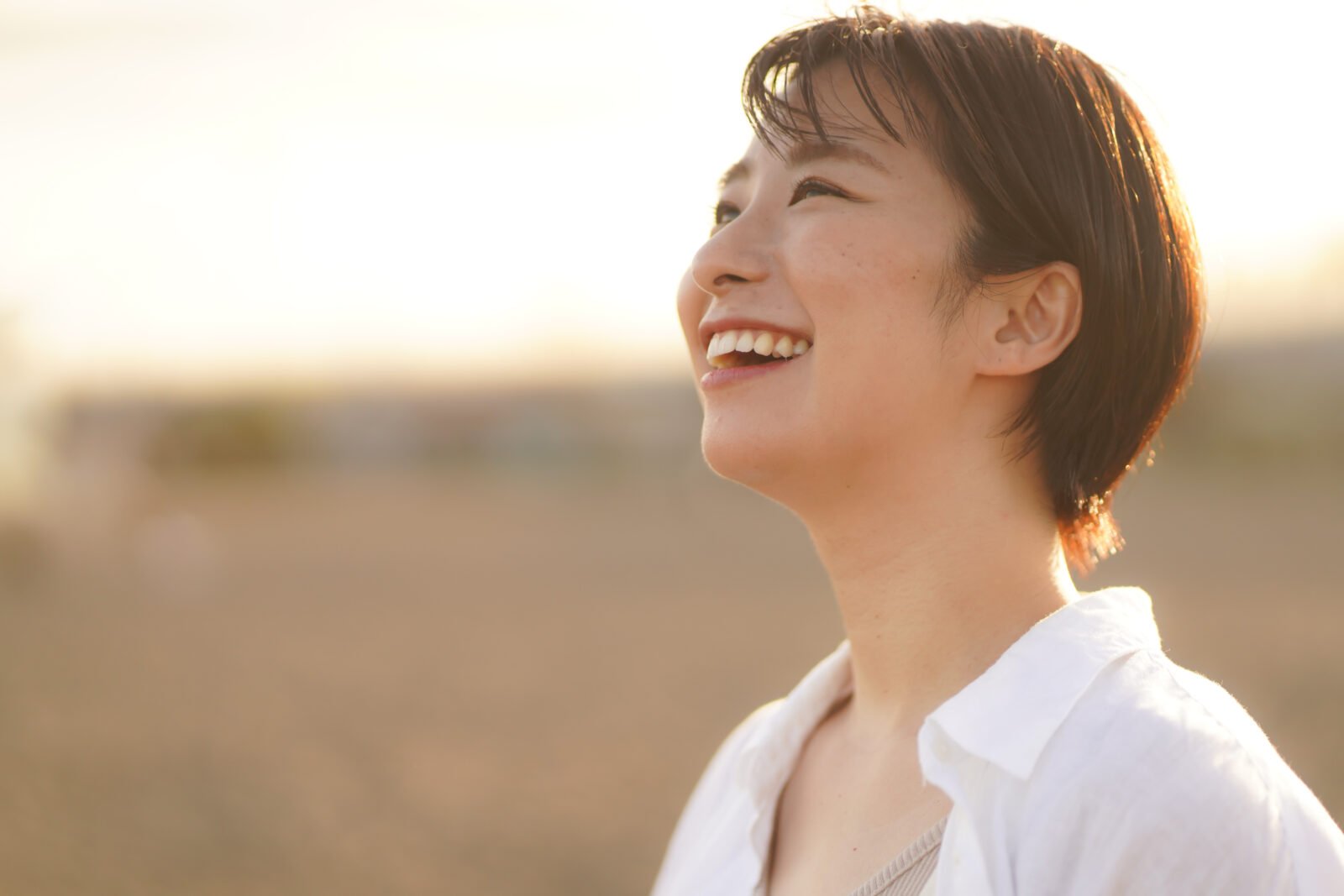 前向きな変化や良い結果をイメージした人物写真