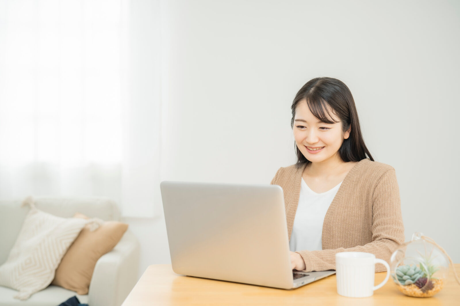 パソコンに向かって投稿作業を進めているイメージ写真