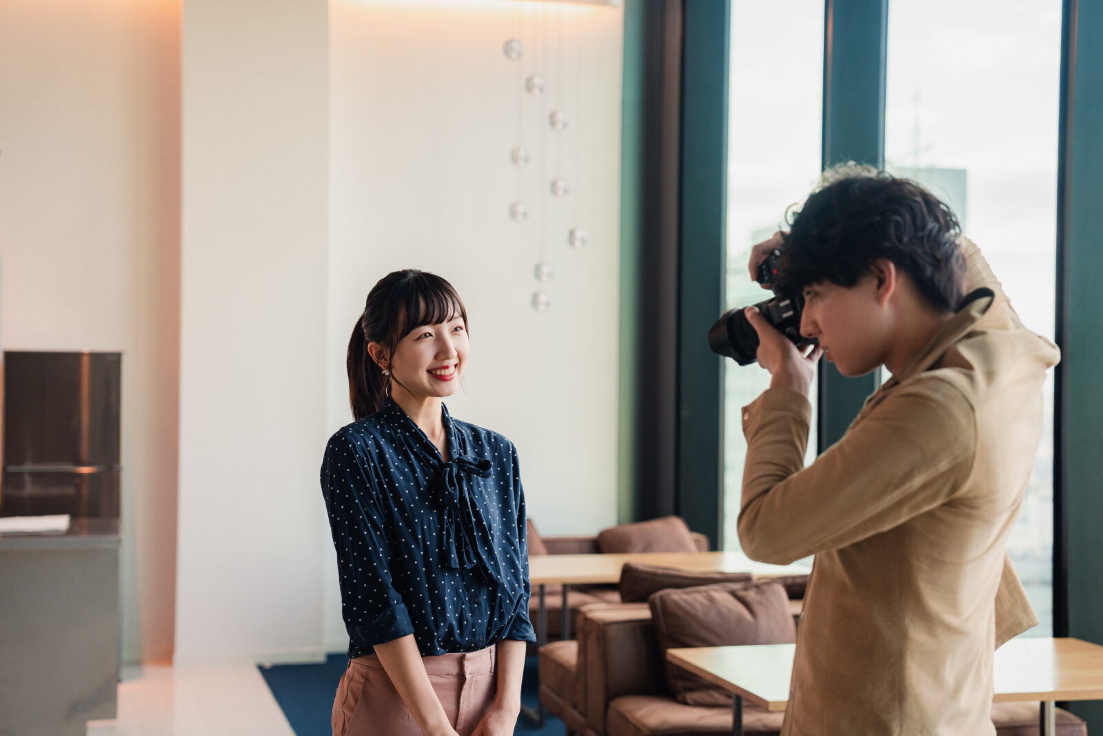 人物写真を撮影して店舗やスタッフ紹介の準備をしているイメージ