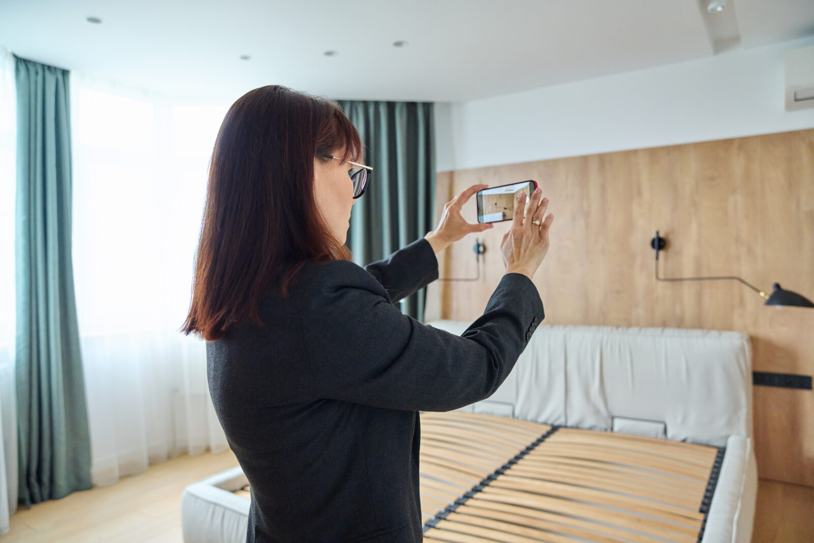スマートフォンで店内の写真を撮影しているイメージ