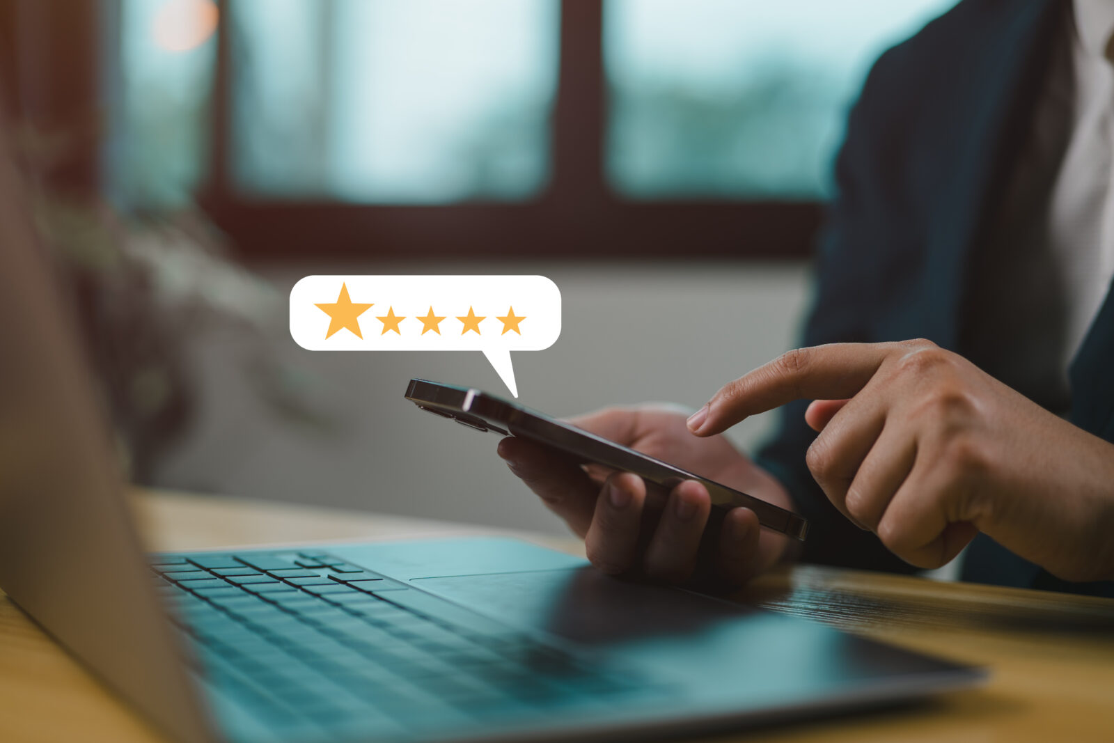 スマートフォンから口コミや評価を投稿するイメージ写真